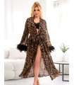 Vista de cuerpo entero de la bata larga animal print con plumas, modelada sobre un conjunto oscuro.
